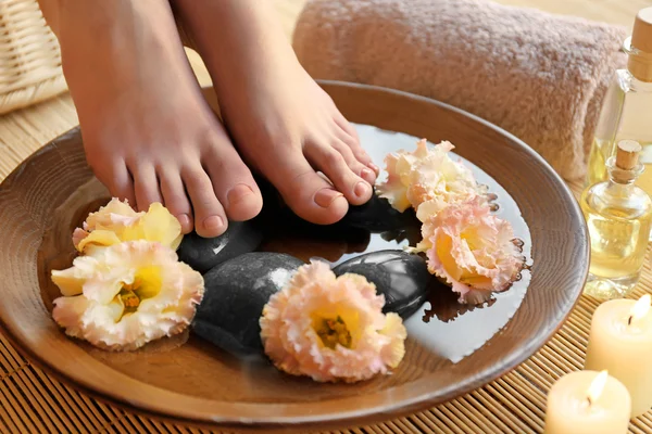 Лечение женских ног — стоковое фото