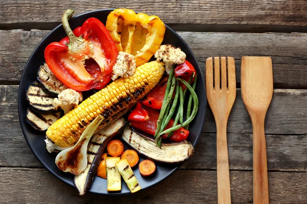 Légumes grillés sur assiette — Photo