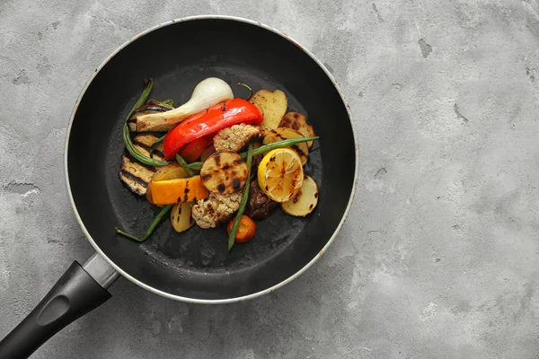 Verduras a la parrilla en sartén — Foto de Stock