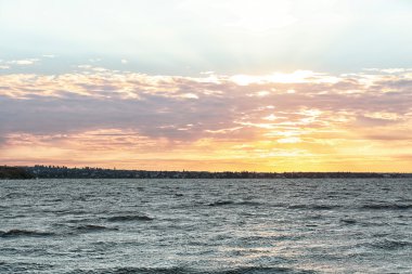 nehir üzerinde güzel gün batımı