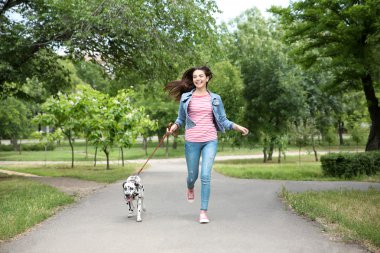 Dalmaçyalı köpek ile sahibi 
