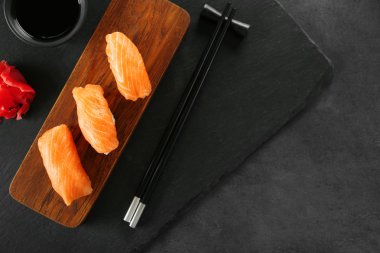 Sushi seti ve yemek çubukları