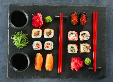 Sushi seti ve yemek çubukları