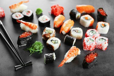 Sushi seti ve yemek çubukları 
