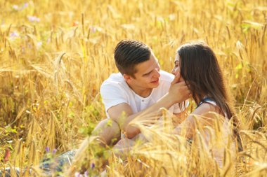 genç bir çift kucaklayan