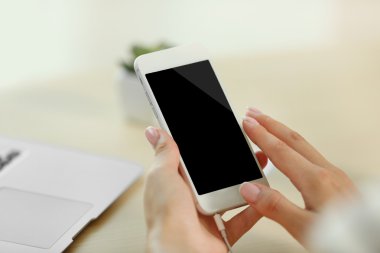 Akıllı telefon tutan bir kadın.