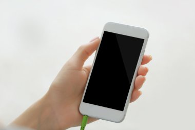 Akıllı telefon tutan bir kadın.