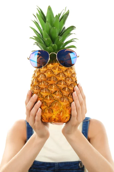 Frau mit Ananas im Arm — Stockfoto