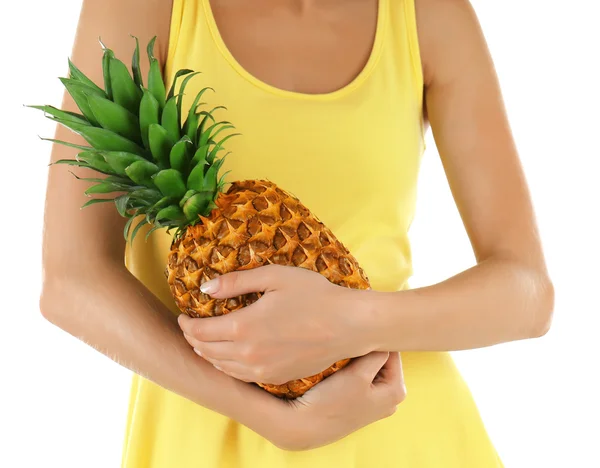 Kadın holding ananas — Stok fotoğraf