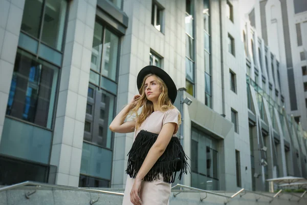 Menina elegante bonita — Fotografia de Stock