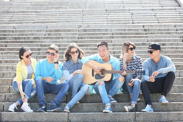 Grupo Adolescentes Felizes Nas Escadas — Fotografia de Stock