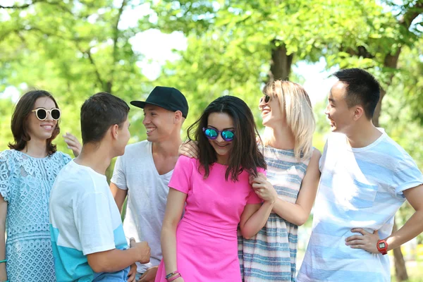 Adolescenti Felici Nel Parco Verde — Foto Stock