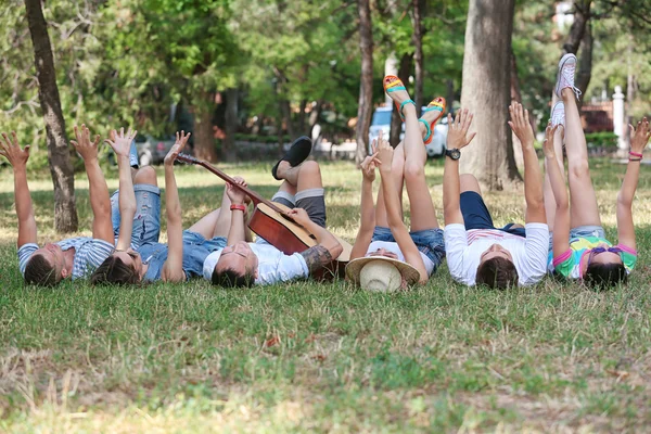 Adolescentes Acostados Hierba — Foto de Stock