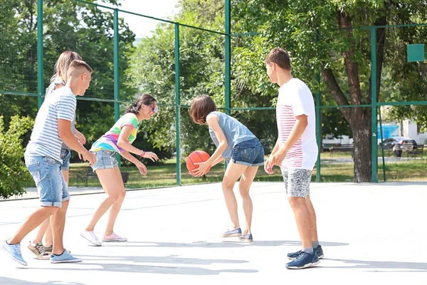 Teenagers Playing Basketball Outdoors — Stock Photo, Image