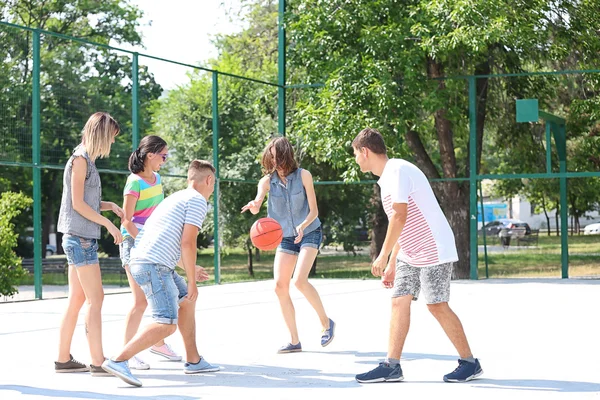 Adolescentes Jugando Baloncesto Aire Libre — Foto de Stock