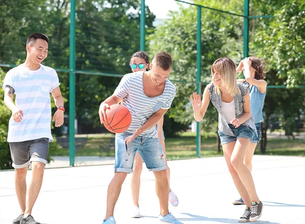 Έφηβοι Που Παίζουν Μπάσκετ Εξωτερικούς Χώρους — Φωτογραφία Αρχείου