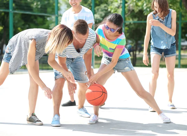 Gençler Açık Havada Basketbol Oynarken — Stok fotoğraf