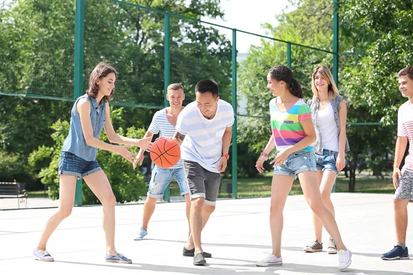 Gençler Açık Havada Basketbol Oynarken — Stok fotoğraf