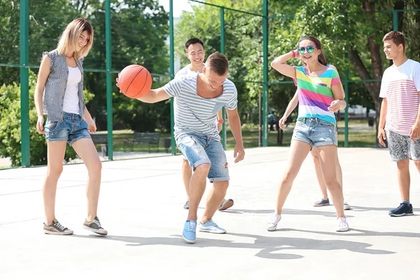 Gençler Açık Havada Basketbol Oynarken — Stok fotoğraf