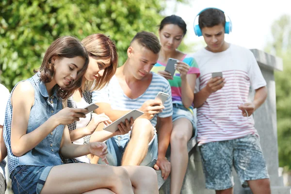 Teenageři Miniaplikací Ulici — Stock fotografie