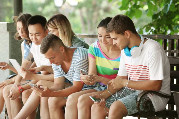 Adolescentes Com Gadgets Rua — Fotografia de Stock