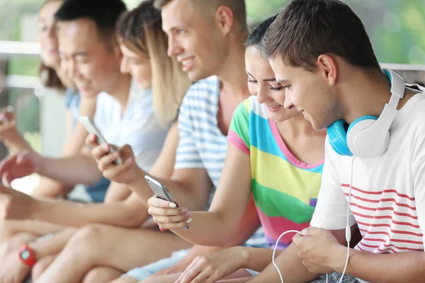 Les Adolescents Avec Des Gadgets Dans Rue — Photo