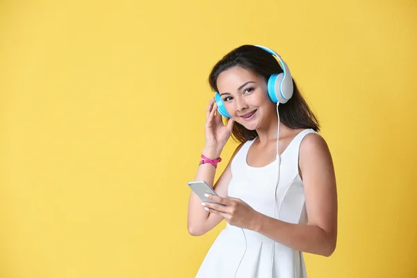 Chica escuchando música —  Fotos de Stock