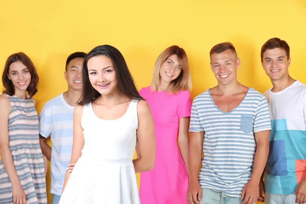 Menina Adolescente Feliz Com Amigos Fundo Amarelo — Fotografia de Stock