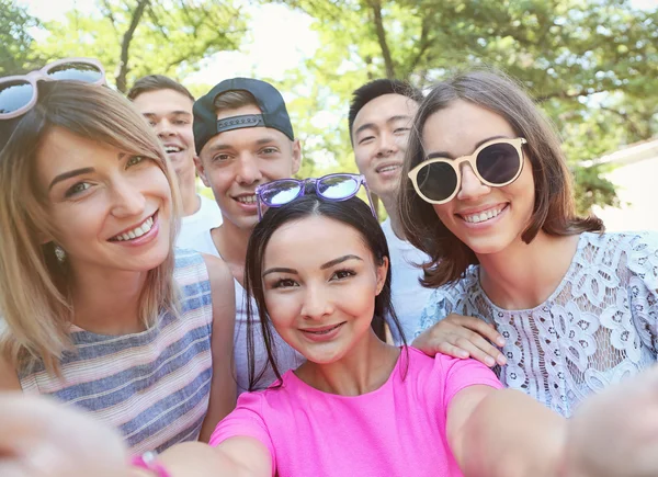 Groep Gelukkig Tieners Nemen Selfie Straat — Stockfoto