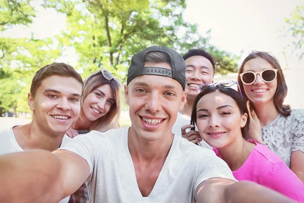 Grupo Adolescentes Felices Tomando Selfie Calle —  Fotos de Stock