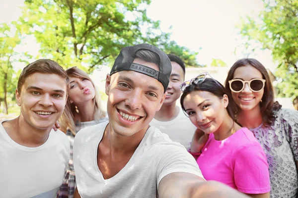 Grupo Adolescentes Felizes Tomando Selfie Rua — Fotografia de Stock