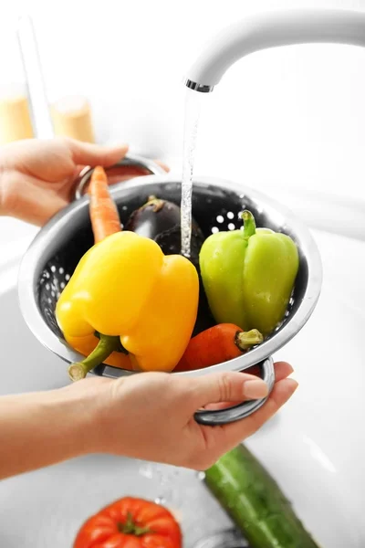 Manos lavando verduras — Foto de Stock