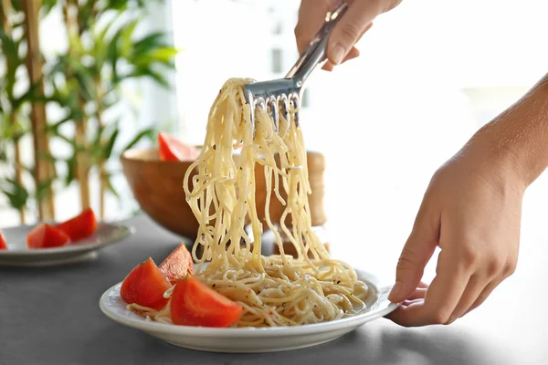 Poner pasta en el plato —  Fotos de Stock