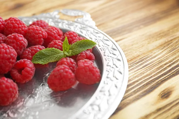 Fresh raspberries on plate — Stock Photo, Image