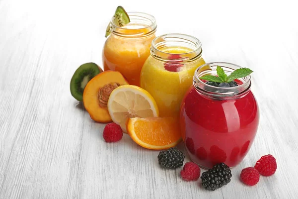 Cocktails aus frischem Obst und Beeren — Stockfoto