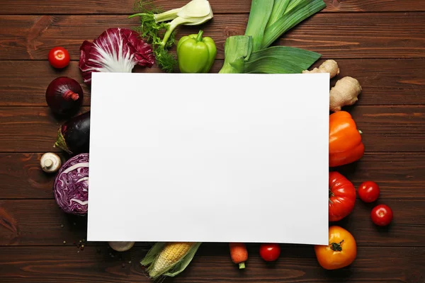 Овочі та аркуш паперу — стокове фото