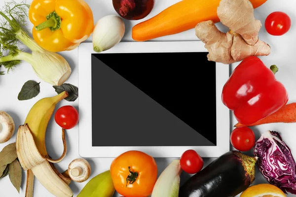 Verduras frescas y tabletas —  Fotos de Stock