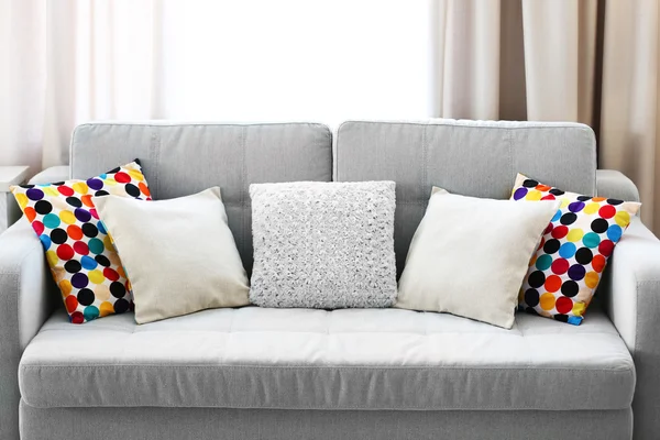 Bantal di sofa abu-abu — Stok Foto