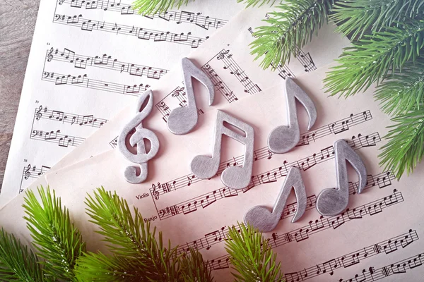 Note musicali e albero di Natale — Foto Stock