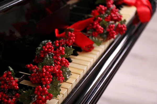 Decorazioni natalizie sui tasti del pianoforte — Foto Stock