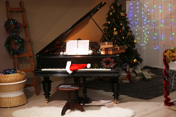 Piano com decorações de Natal — Fotografia de Stock