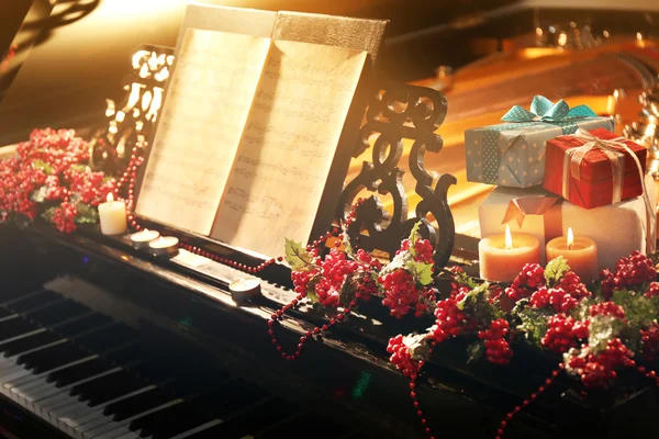 Klavier mit Weihnachtsdekoration — Stockfoto