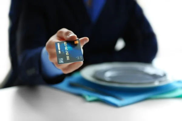 Бизнесмен платит кредитной картой — стоковое фото