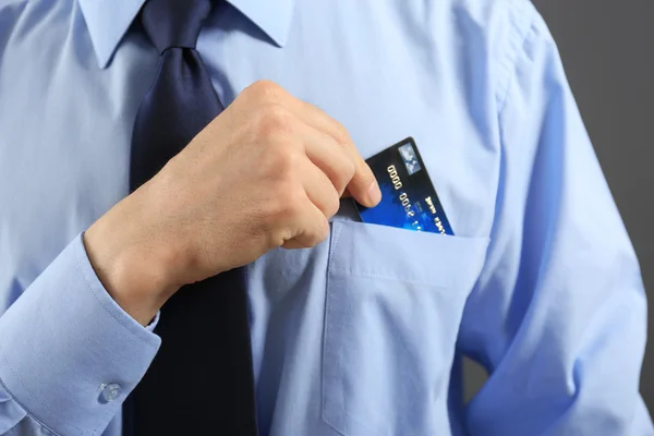 Zakenman met credit card — Stockfoto