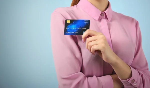 Empresária com cartão de crédito — Fotografia de Stock