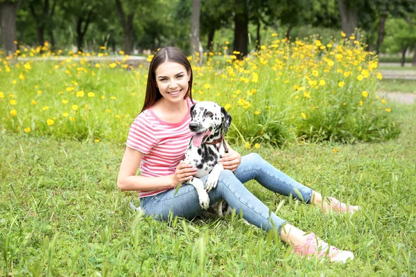 Proprietário com cão dalmatian — Fotografia de Stock