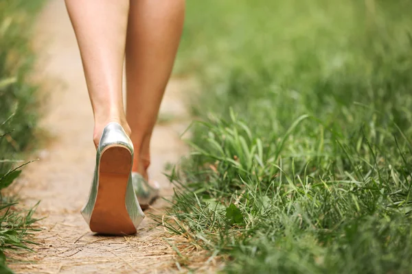 Yolda yürüyen kadın bacakları — Stok fotoğraf