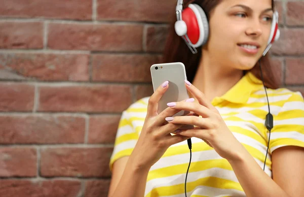 Девушка Слушает Музыку Наушниках Смартфоне — стоковое фото