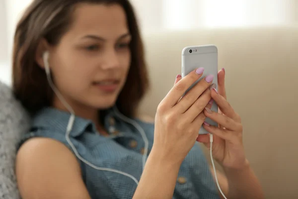 Chica Escuchando Música Con Auriculares Teléfono Inteligente —  Fotos de Stock