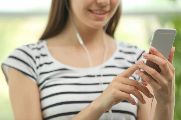 Frau hört Musik — Stockfoto